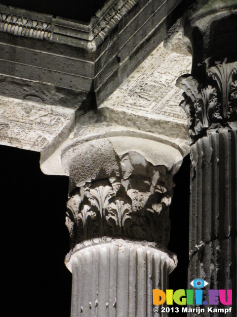 SX31930 Decoration on columns at night